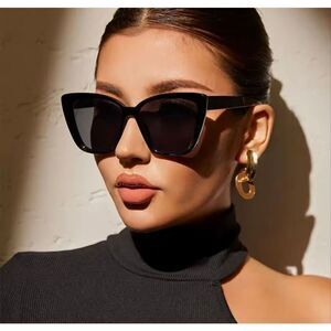 NWOT Black Statement Cat Eye Sunnies Sunglasses